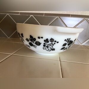 Vintage Gooseberry Cinderella Pyrex 443 mixing bowl 2 1/2 QT